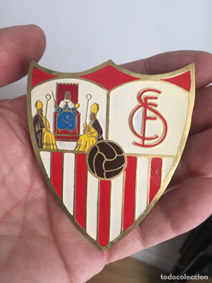 Coleccionismo: F&uacute;tbol club Sevilla escudo insignia de parrilla de coche