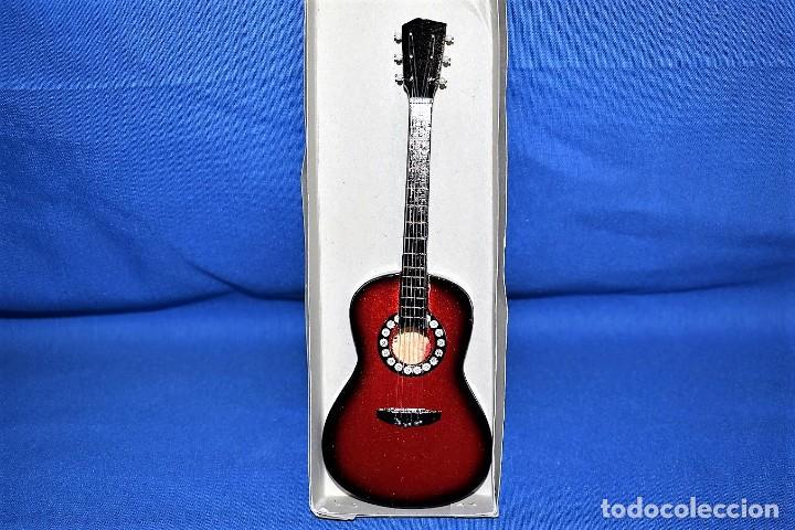 Coleccionismo: Original guitarra en madera miniatura - Foto 1