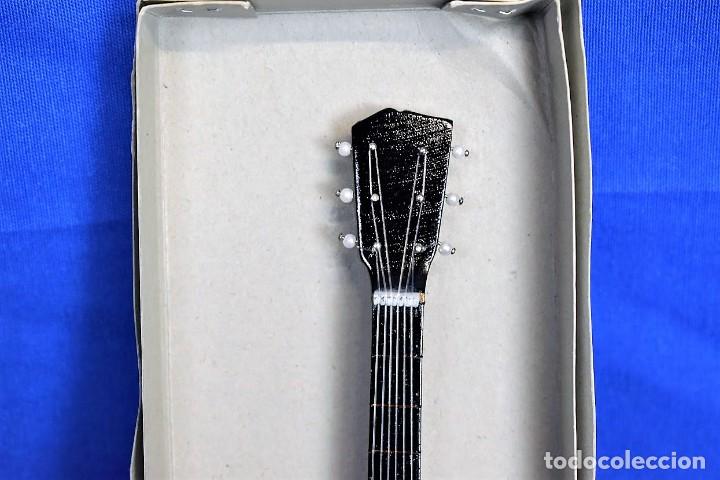 Coleccionismo: Original guitarra en madera miniatura - Foto 3