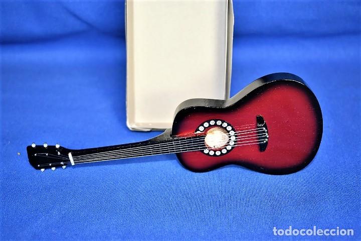 Coleccionismo: Original guitarra en madera miniatura - Foto 6