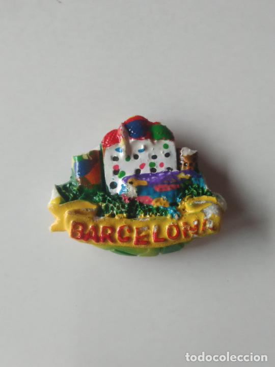 Coleccionismo: IM&Aacute;N DE NEVERA CIUDAD DE BARCELONA GAUD&Iacute; MIDE 4,4 X 3,6 CM