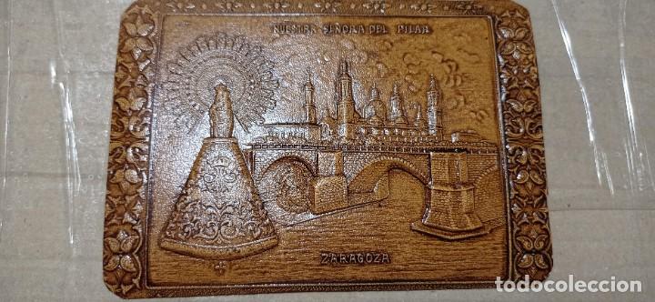 Coleccionismo: PRECIOSO Y VINTAGE RECUERDO REPUJADO DE BASILICA Y VIRGEN DEL PILAR ZARAGOZA