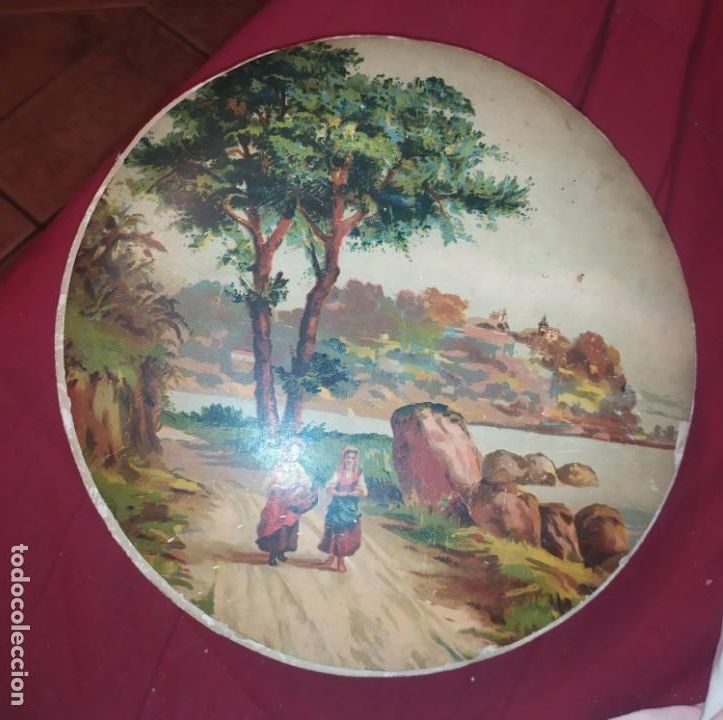 Coleccionismo: ANTIGUA CAJA REDONDA PRECIOSO PAISAJE MUJERES EN EL CAMINO MAR CART&Oacute;N DULCES? MAZAP&Aacute;N? GALLETAS?