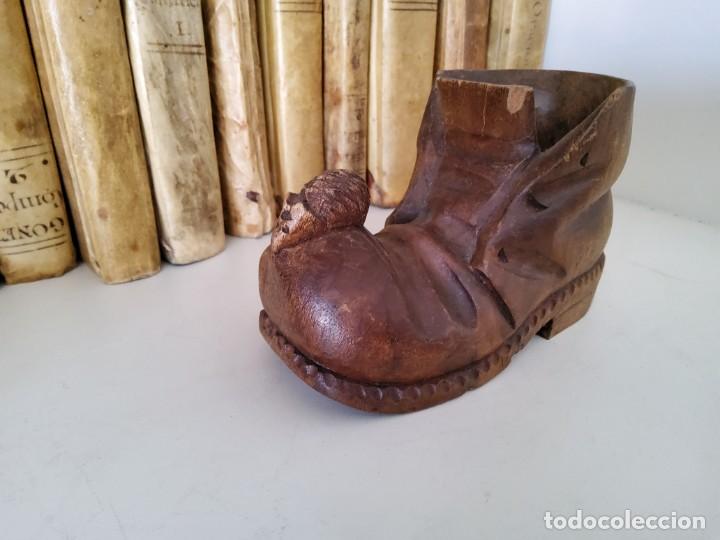 Coleccionismo: ZAPATO CON RATON DE MADERA TALLADA - Foto 2