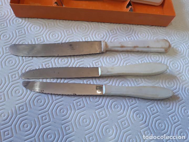 Coleccionismo: CAJA ANTIGUO CUCHILLOS INOXIDABLE MANGO DE PLASTICO. - Foto 4