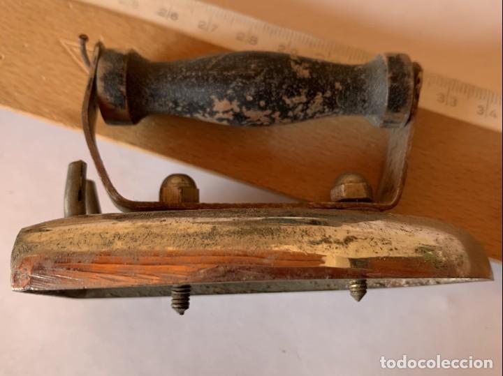 Coleccionismo: PLANCHA MINIATURA , SIN BASE , ASA DE MADERA - Foto 1