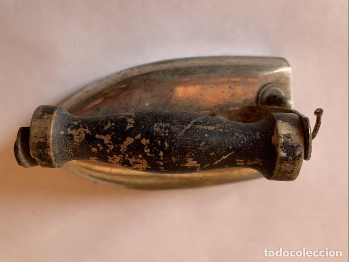 Coleccionismo: PLANCHA MINIATURA , SIN BASE , ASA DE MADERA - Foto 2