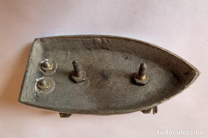 Coleccionismo: PLANCHA MINIATURA , SIN BASE , ASA DE MADERA - Foto 4