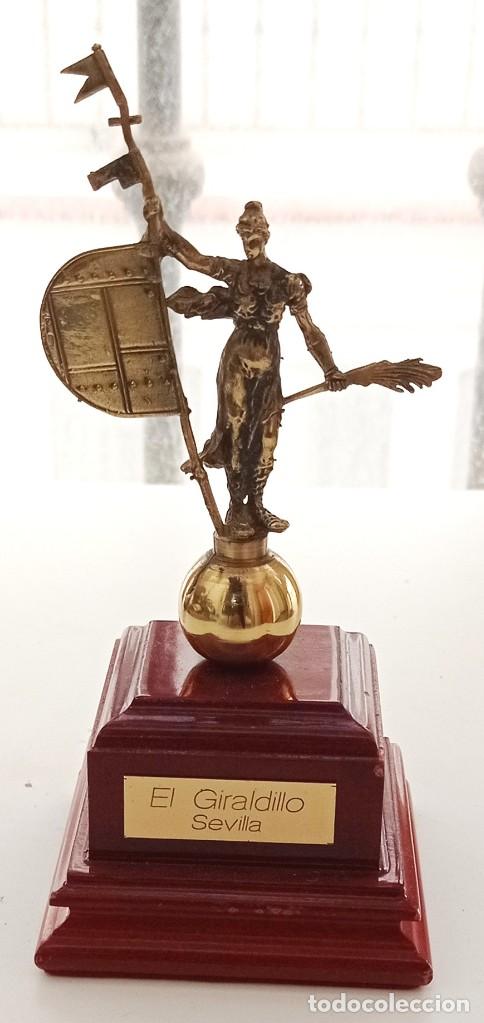 Coleccionismo: FIGURA DE METAL SOBRE PEANA DE MADERA DEL GIRALDILLO, SEVILLA. FIGURA-11