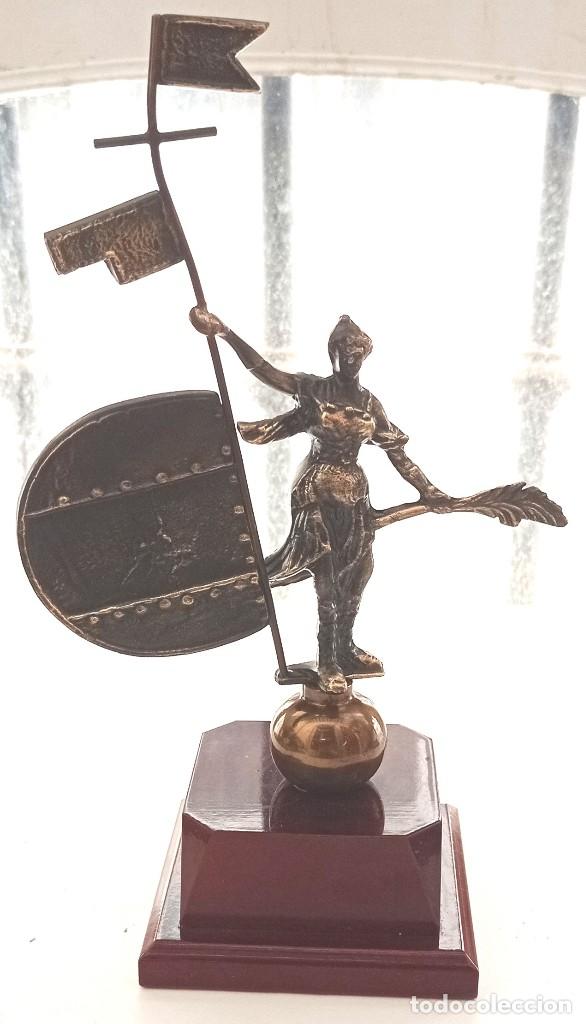 Coleccionismo: FIGURA DE BRONCE SOBRE PEANA DE MADERA DEL GIRALDILLO, SEVILLA. FIGURA-12