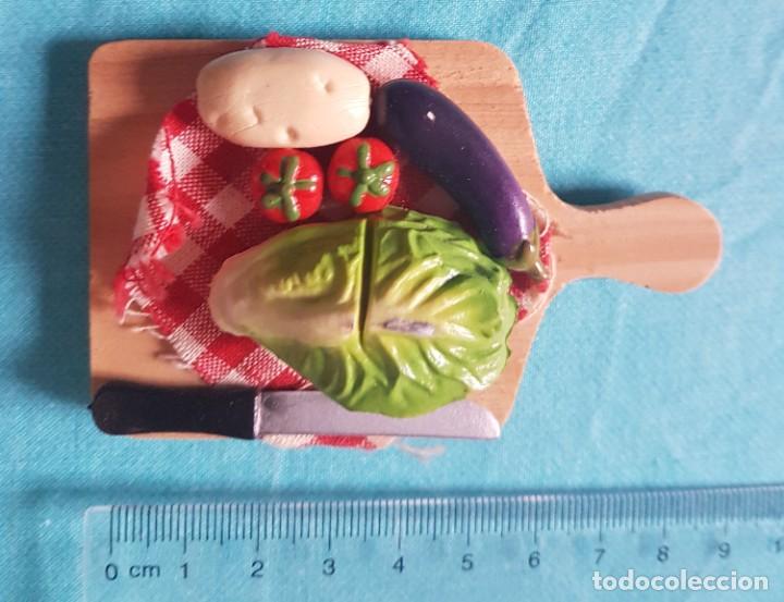 Coleccionismo: Im&aacute;n de nevera con tabla y frutas en relieve - Foto 1