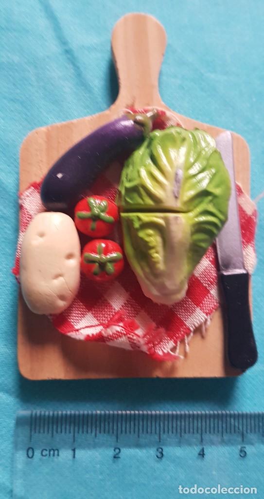 Coleccionismo: Im&aacute;n de nevera con tabla y frutas en relieve - Foto 2