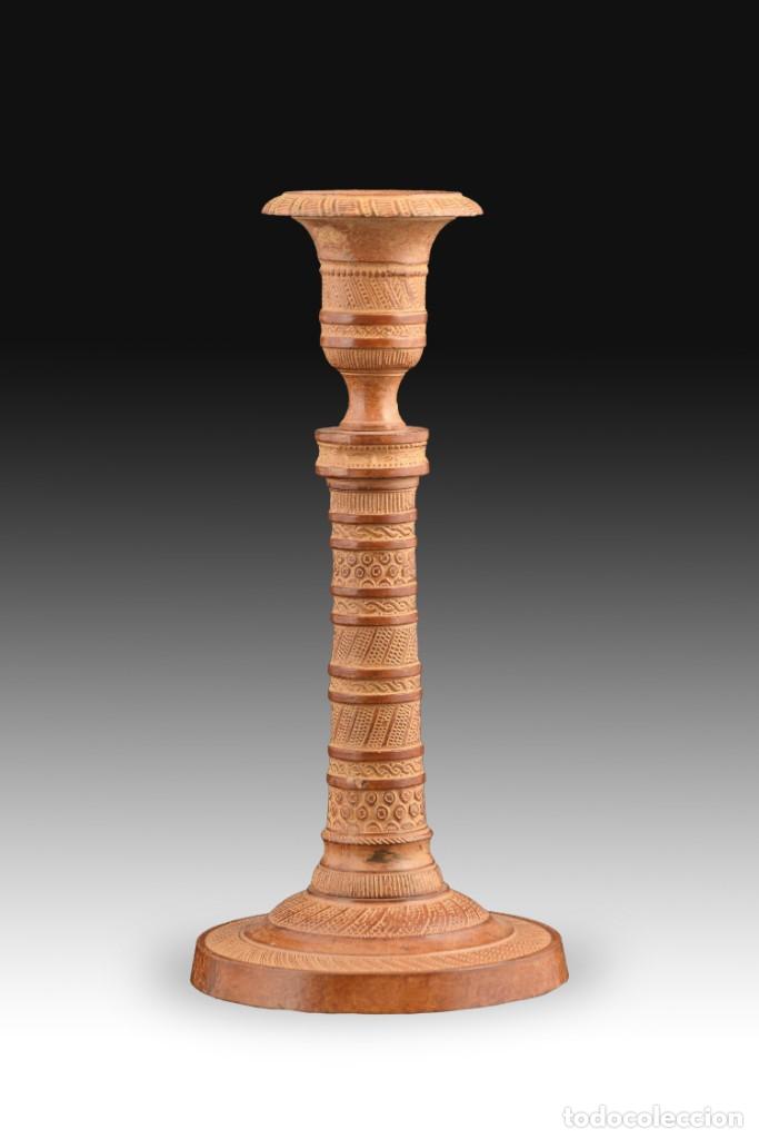 Coleccionismo: Candelero en bronce patinado.