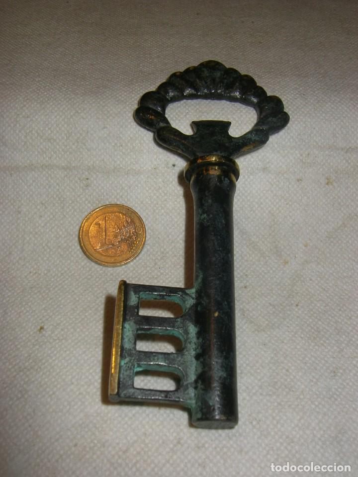 Coleccionismo: Sacacorchos de bronce y acero con forma de llave.