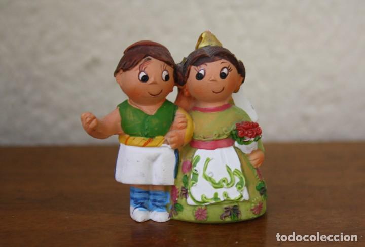 Collecting: FIGURA PAREJA CON TRAJES TRAICIONALES DE ESPA&Ntilde;A &ndash; POSIBLEMENTE DE ALBOROX ALTURA 6 CM &ndash; ANCHO 5 CM