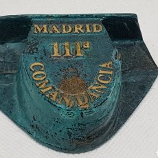 Coleccionismo: PISAPAPELES TRICORNIO GUARDIA CIVIL COMANDANCIA 111ª MADRID. Lote 277234528