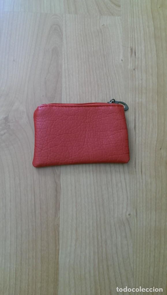 Collecting: PORTAMONEDAS ROJO