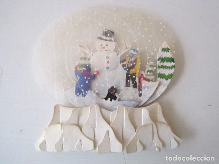 Coleccionismo: (1) BONITA FIGURACION DE BOLA DE IMITACION NIEVE DE NAVIDAD DE PLASTICO Y BASE DE PAPEL