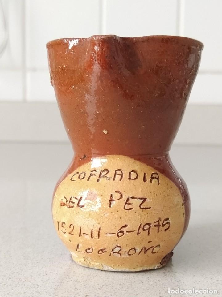 Coleccionismo: PEQUE&Ntilde;A JARRA VINO, BARRO COCIDO ESMALTADO. COFRAD&Iacute;A DEL PEZ. 11 JUNIO DE 1975 SAN BERNABE, LOGRO&Ntilde;O.