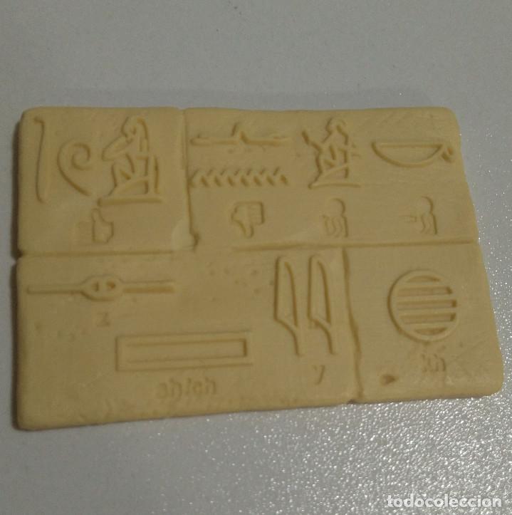 Coleccionismo: nestle gadget promocional de cereales egipto egiptolog&iacute;a signos promocion placa
