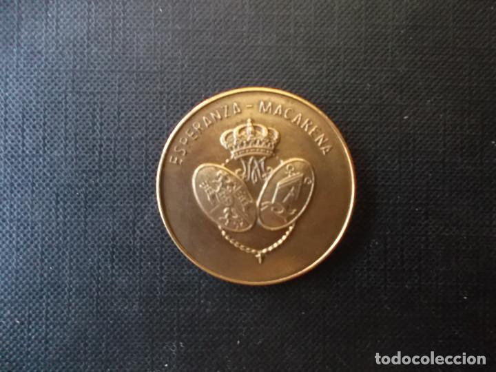 Coleccionismo: medalla de Nuestra se&ntilde;ora de la esperanza la Macarena - Foto 2