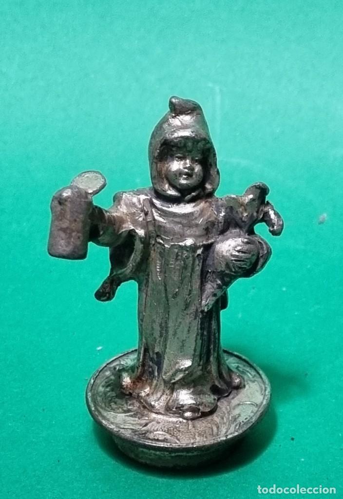 Coleccionismo: ANTIGUO Y ACERTADO TAPON EN CALAMINA ART NOUVEAU FF.SG.XIX. NI&Ntilde;O CON CERVEZA