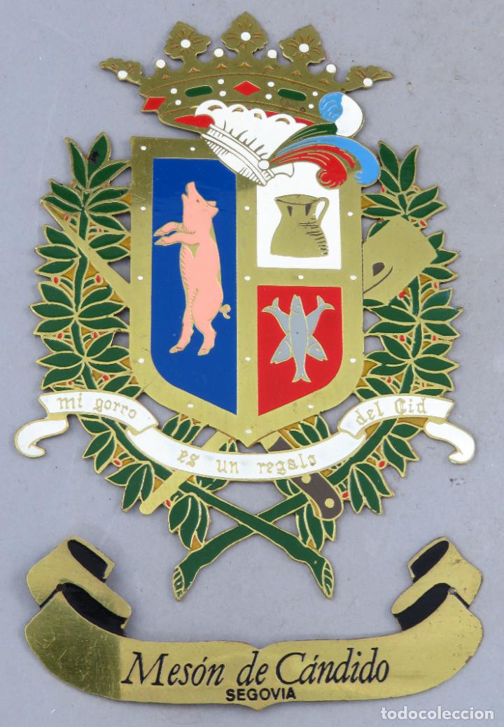 Coleccionismo: Escudo chapa de lat&oacute;n y esmalte del Mes&oacute;n de C&aacute;ndido en Segovia siglo XX