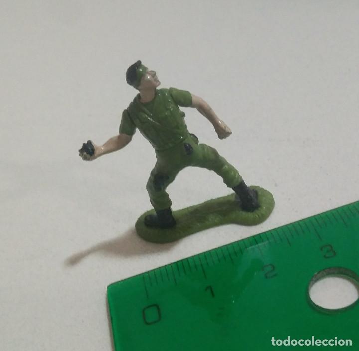 Coleccionismo: figura miniatura militar con granada de mano majorete majorette antiguo escala mini mu&ntilde;eco