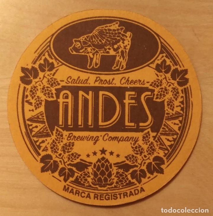 Coleccionismo: 2 Coleccionismo - Posavasos La cerveza del cerdo volador ANDES - Quito Ecuador