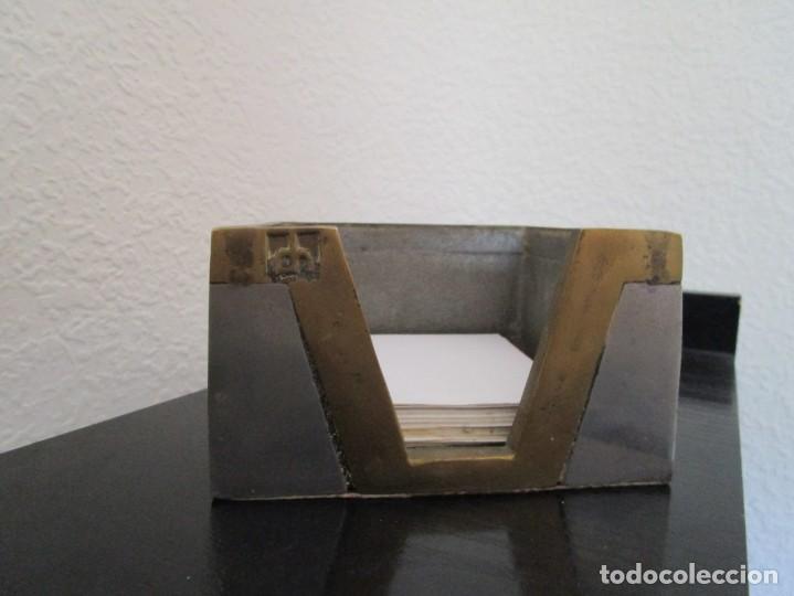 Coleccionismo: PORTA POSITS - BRONCE Y ESTA&Ntilde;O - 12X12X7 CM. CON MARCA - PESO 1,200 GR.