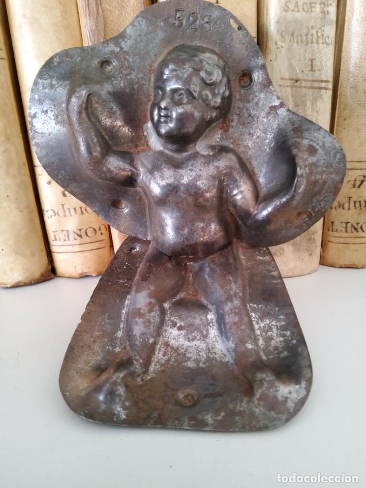 Coleccionismo: BONITO Y ANTIGUO MOLDE DE CHOCOLATE DE DOS PIEZAS, QUERUB&Iacute;N - Foto 2