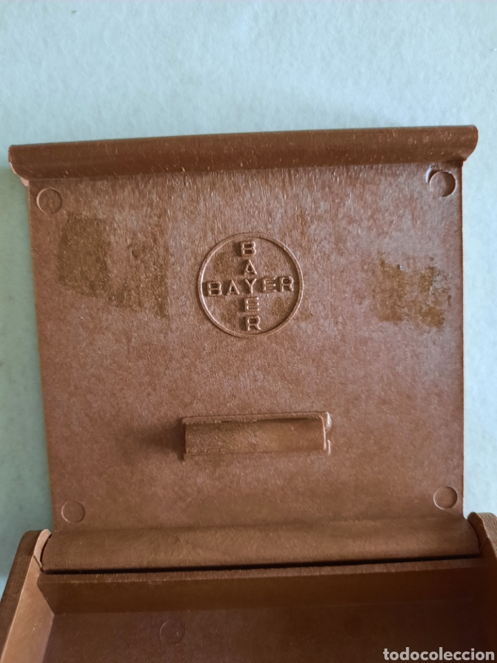 Coleccionismo: Antigua caja de pl&aacute;stico Bayer - Foto 2