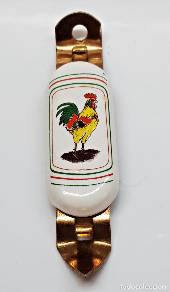 Coleccionismo: Abridor 2 usos de ceramica y metal, con im&aacute;n. Gallo.