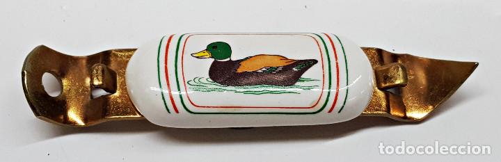 Coleccionismo: Abridor 2 usos de ceramica y metal, con im&aacute;n. Pato.