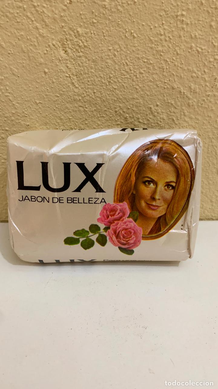 Collecting: ANTIGUA PASTILLA DE JAB&Oacute;N LUX