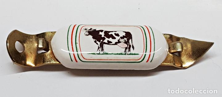 Coleccionismo: Abridor 2 usos de ceramica y metal, con im&aacute;n. Vaca.