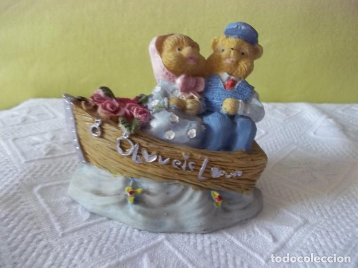 Collecting: FIGURA PAREJA DE OSITOS EN BARCA DE RESINA