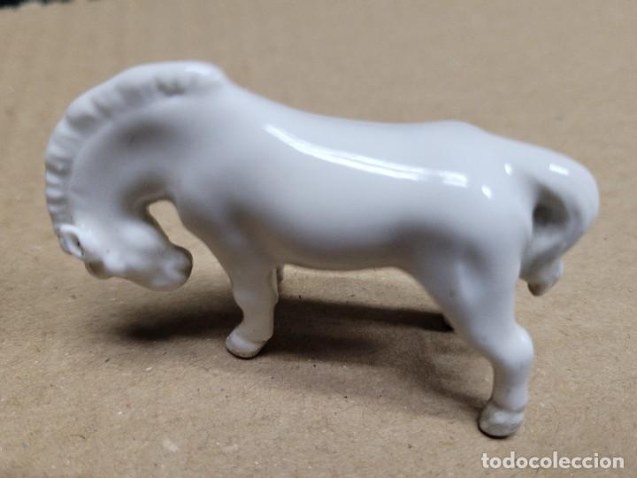 Coleccionismo: CABALLO MINIATURA CERAMICA O PORCELANA