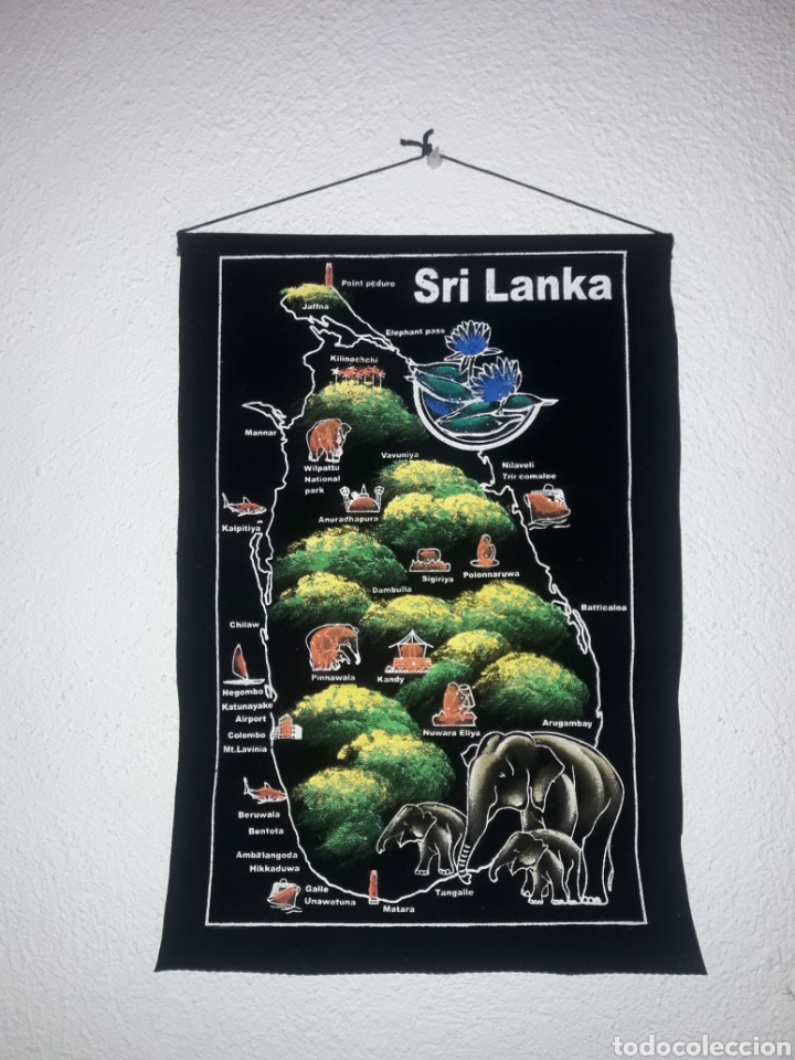Coleccionismo: Sri Lanka bonito banderin pintado con mapa elefantes etc turismo viajes