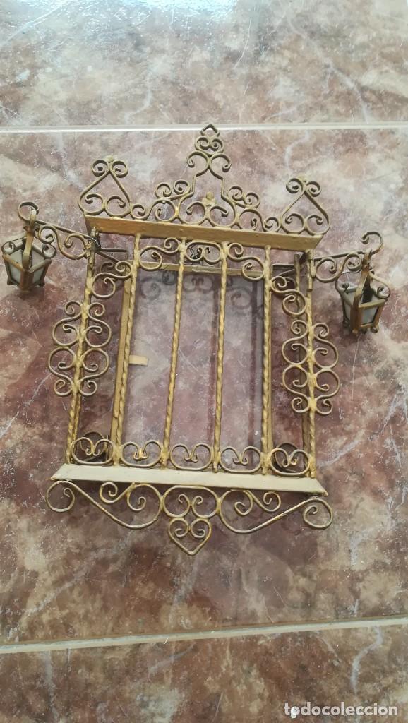 Coleccionismo: CAPILLA HORNACINA DE METAL CON FAROLES - Foto 1