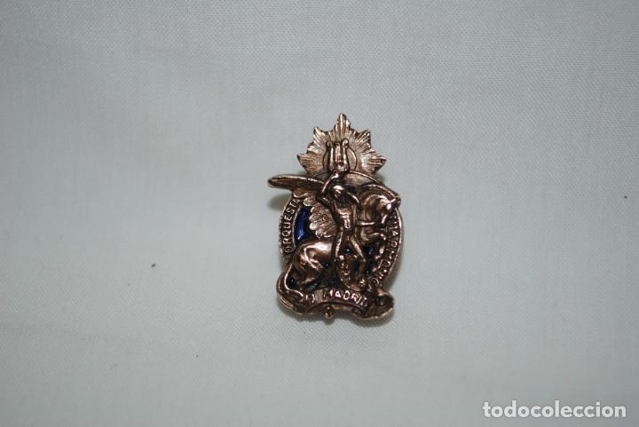 Collecting: INSIGNIA DE LA ORQUESTA FILARMONICA DE MADRID .