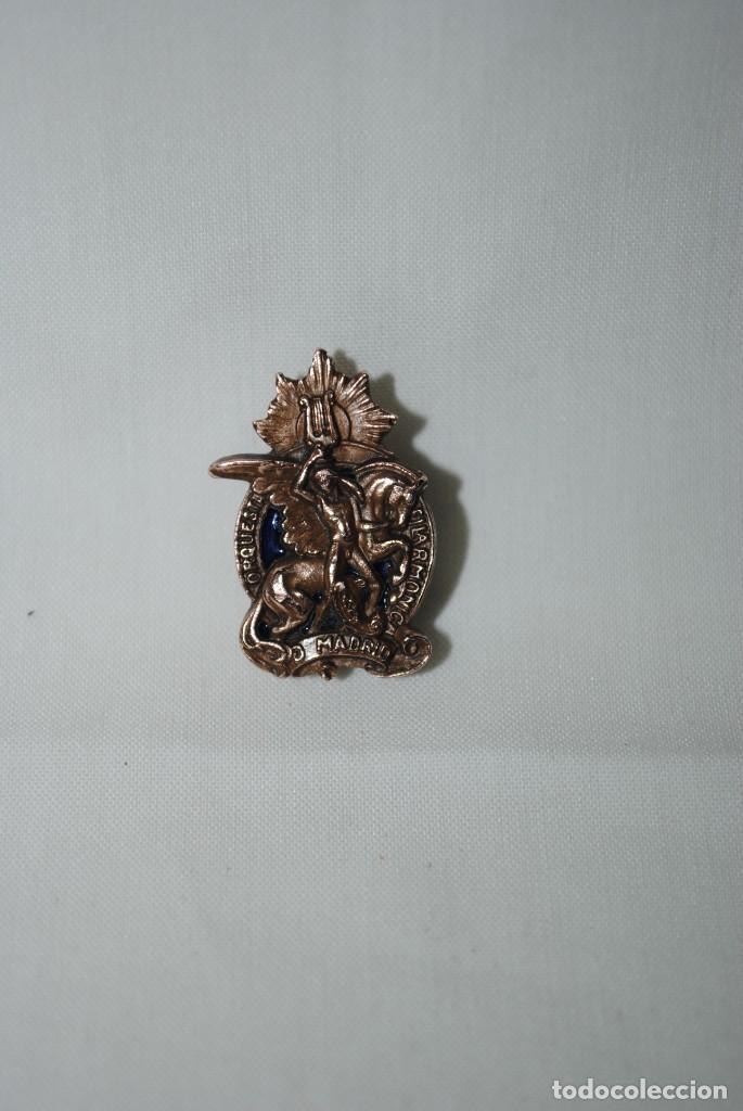 Coleccionismo: INSIGNIA DE LA ORQUESTA FILARMONICA DE MADRID . - Foto 2