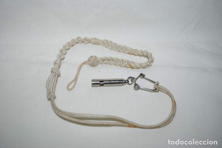 Collecting: SILBATO METALICO DE INSTRUCTOR .