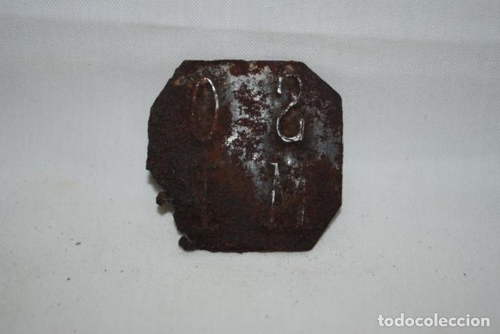 Coleccionismo: PIEZA DE HOJALATA CON NUMEROS Y LETRAS . - Foto 1