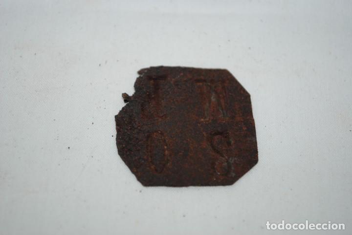 Coleccionismo: PIEZA DE HOJALATA CON NUMEROS Y LETRAS . - Foto 2