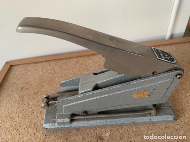 Coleccionismo: Grapadora antig&uuml;a, Marca NOVUS B45 - Foto 1