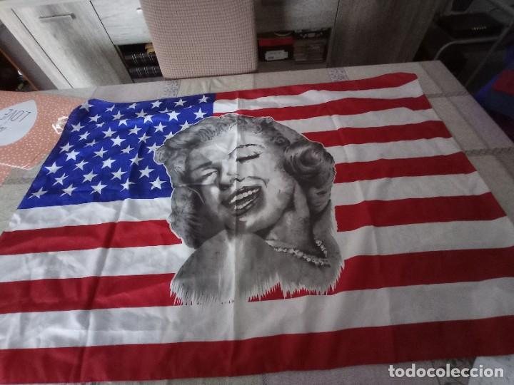 Coleccionismo: Bandera Marilyn Monroe. 105/70cm. Tiene un peque&ntilde;o corte en parte inferior.