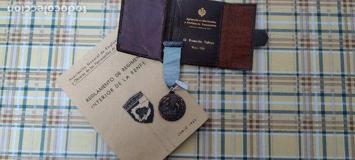 Coleccionismo: Lote medalla cartera libro Renfe trenes - Foto 1