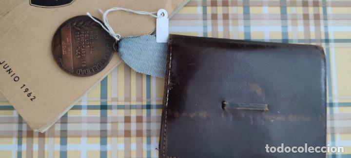 Coleccionismo: Lote medalla cartera libro Renfe trenes - Foto 3