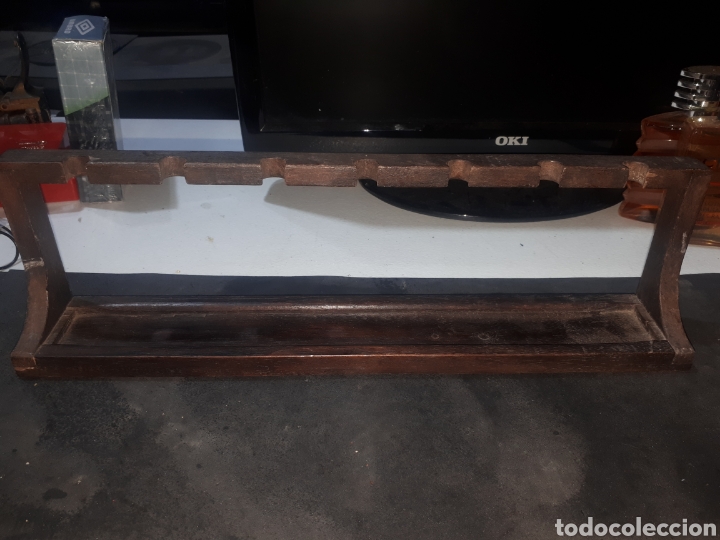 Coleccionismo: Antiguo expositor de madera para 7 pipas - Foto 2